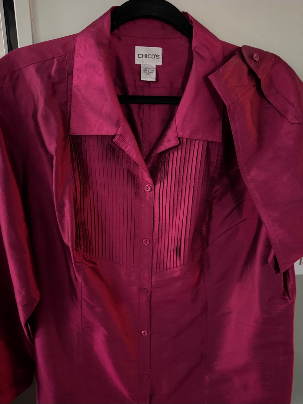Chico's 💯%silk Magenta Satin Pleated Front Blouse sz 3